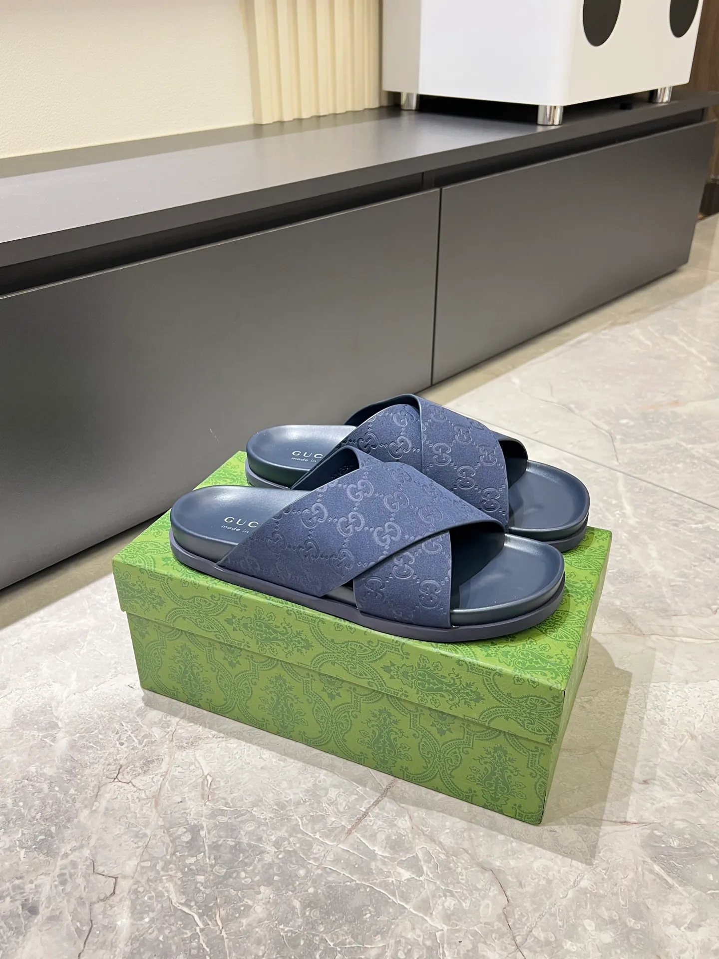 Men's Men's Shoes 💰p320 "GUCC＊" These slippers are made of GG polyester and feature a Gucci label on the front, adding a bold logo feel to the style. "Gucci Made in Italy" stamped label Rubber sole. Size 38-44